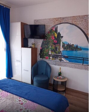 1 chambre, coffre-fort, bureau, fer et planche à repasser