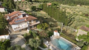 A large house with a swimming pool, surrounded by trees and a garden. - Villa le statue is 5 km from the center of Florence, pool and private parking (Firenze)