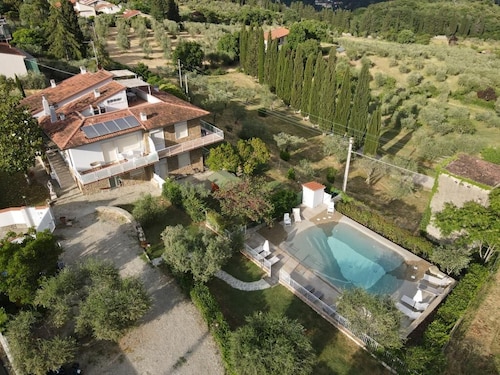 Villa le statue is 5 km from the center of Florence, pool and private parking