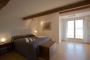 8 habitaciones, caja de seguridad en la habitación y escritorio
