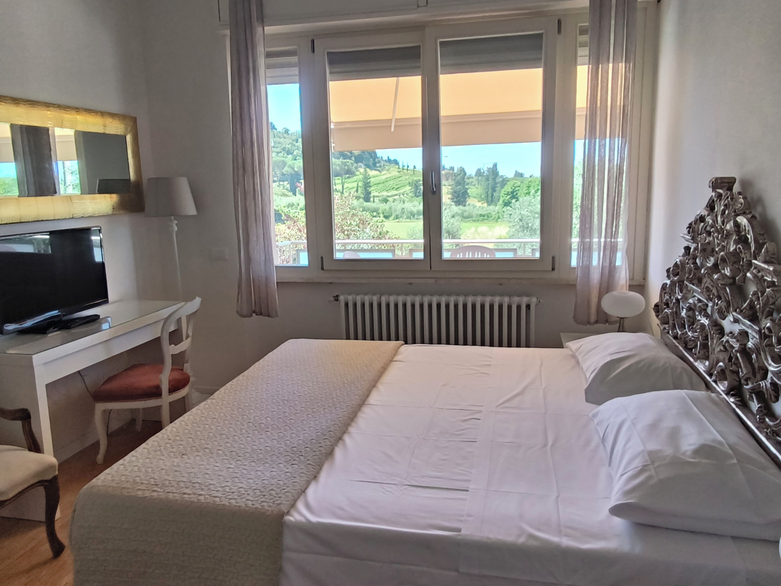 8 Schlafzimmer, Zimmersafe, Schreibtisch, Bügeleisen/Bügelbrett