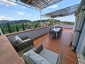Outdoor dining - Villa le statue is 5 km from the center of Florence, pool and private parking (Firenze)