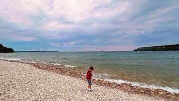 Plage à proximité, chaises longues