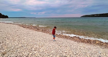 Waterfront Green Cottage Pike Bay