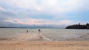 Playa en los alrededores y camastros