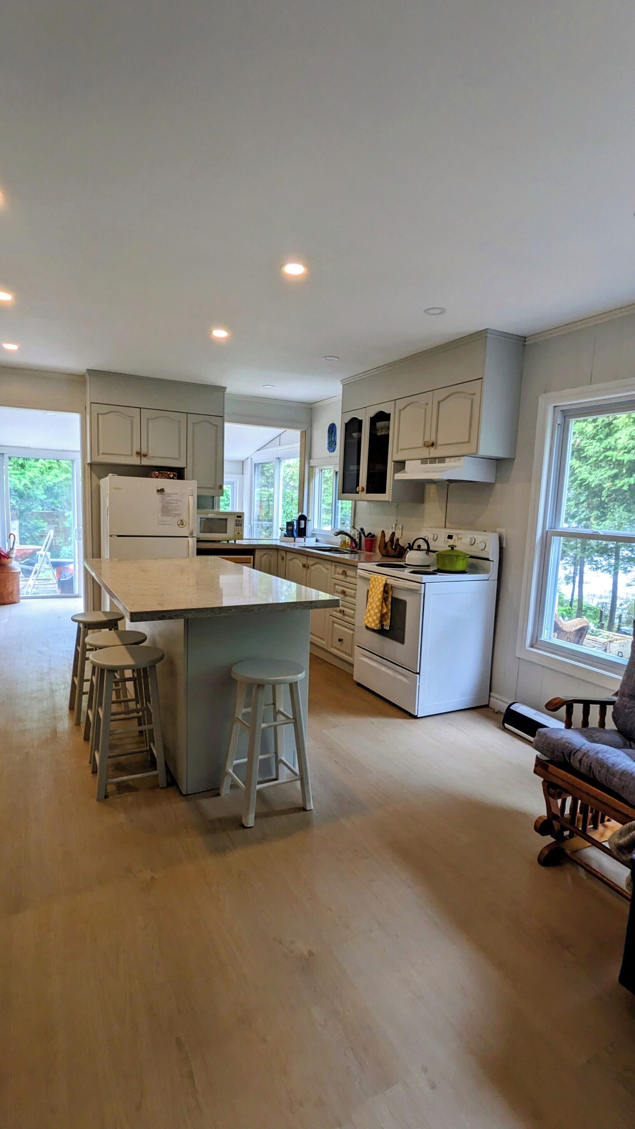 Køleskab, mikrobølgeovn, ovn, kogeplade