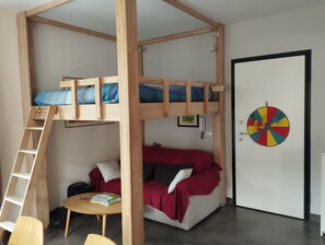 1 soverom, skrivebord, strykejern/-brett og wi-fi (inkludert)