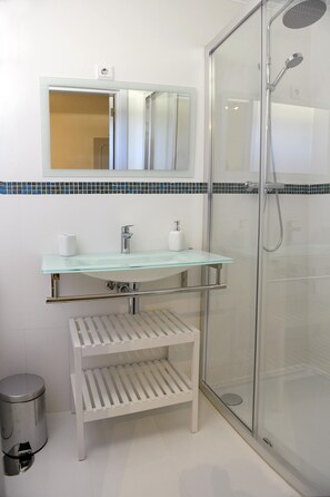 Douche, sèche-cheveux, bidet, serviettes fournies