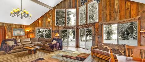 Smart-TV, Kamin, DVD-Player, Bücher