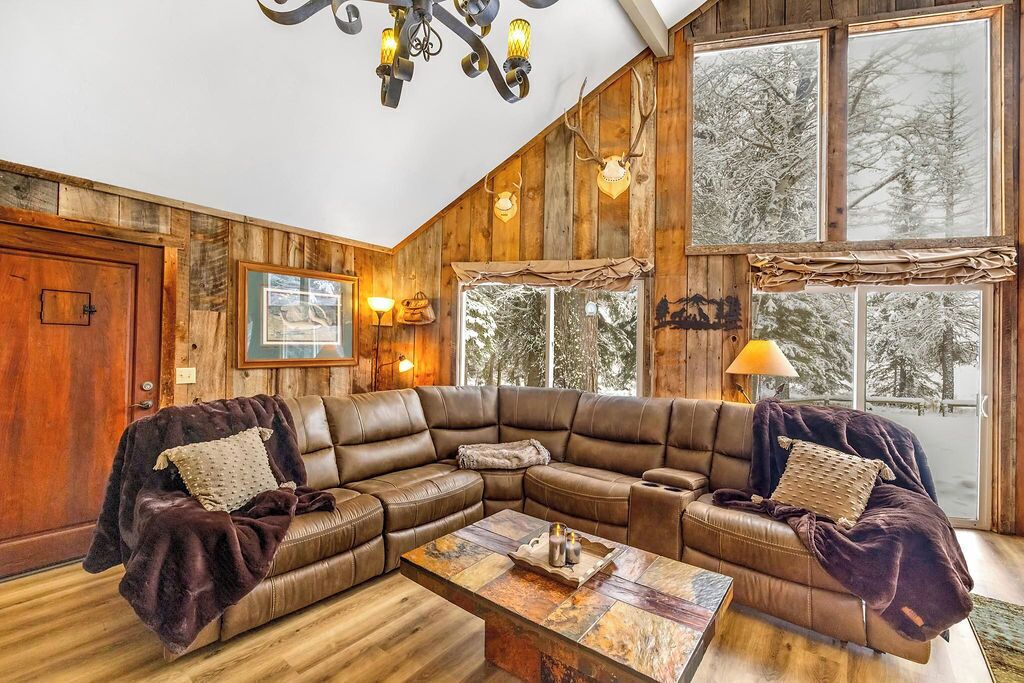 Smart TV, fireplace, DVD player, books