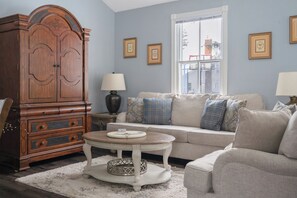 TV connectée, cheminée, livres