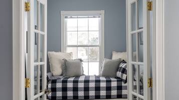 3 bedrooms, desk, iron/ironing board, travel crib