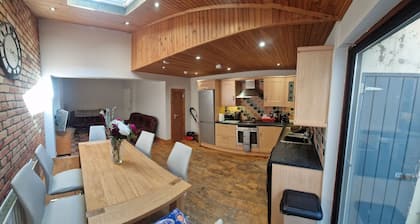 Cosy 5 Bedroom Property near Botanic Avenue - 5-10 Minute Walk from City Centre