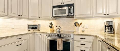 Refrigerador, microondas, horno y parrilla de estufa