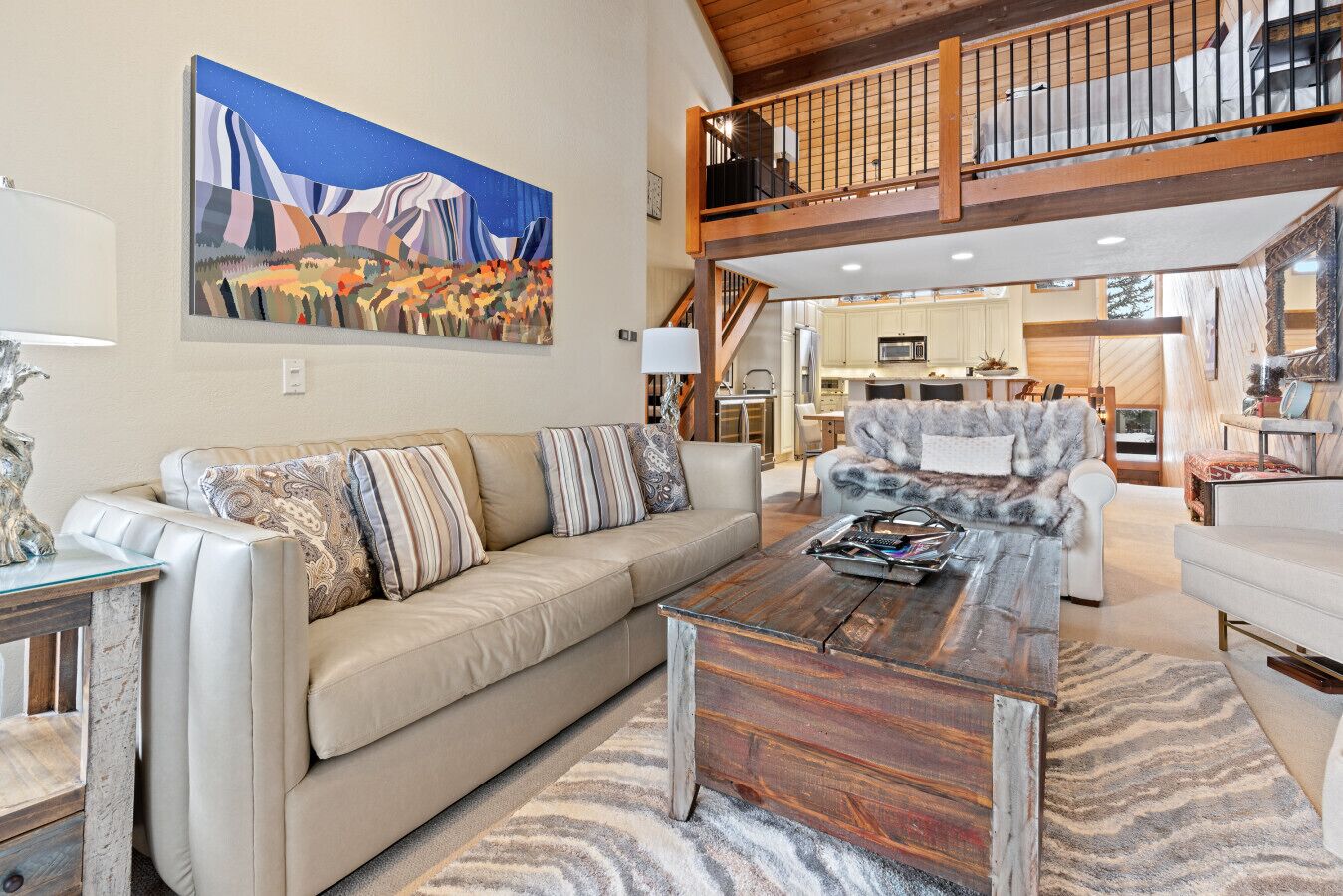 Smart TV, chimenea, libros