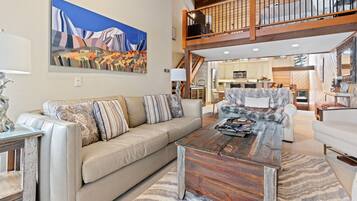 智能电视、壁炉、书