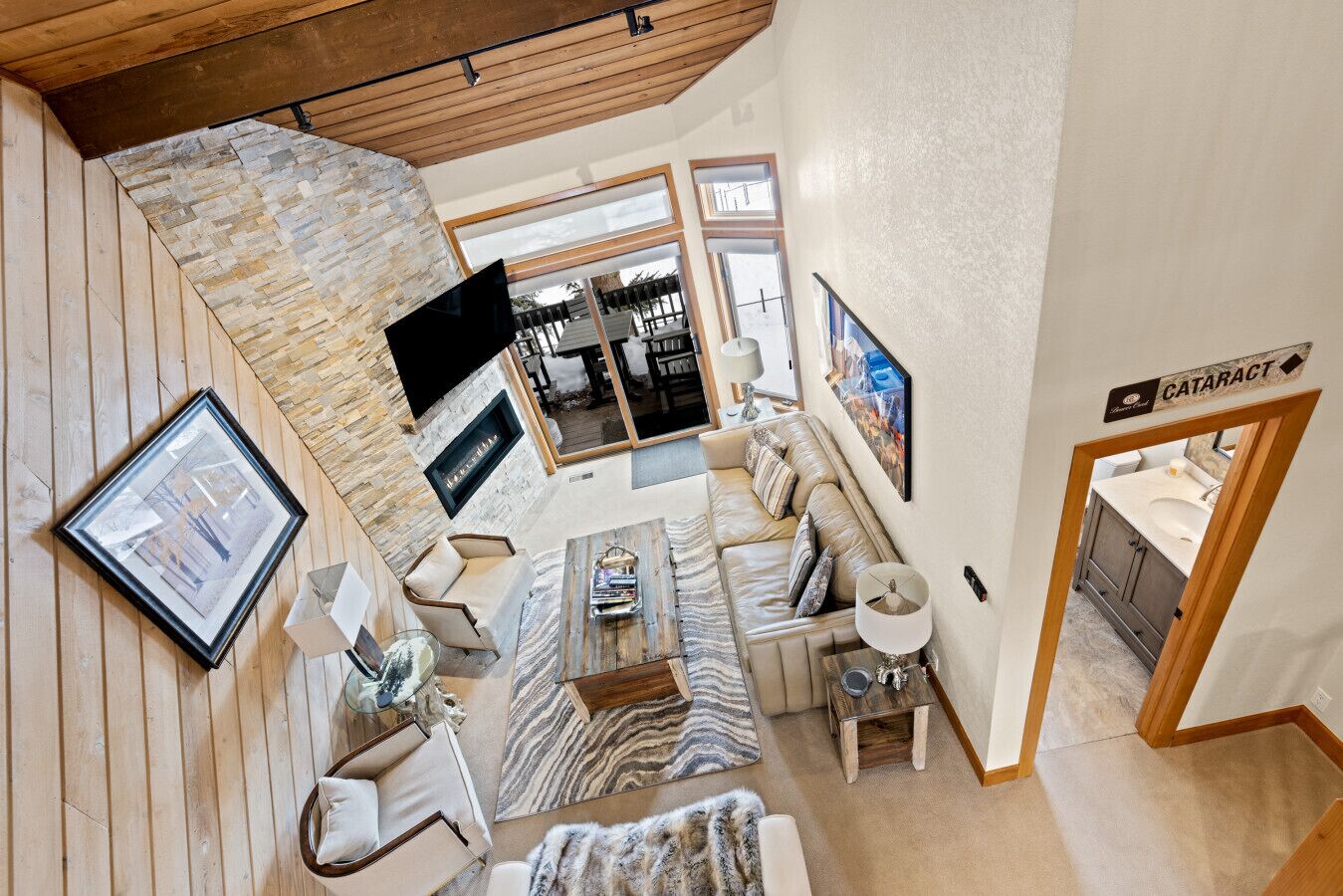 Smart TV, chimenea, libros