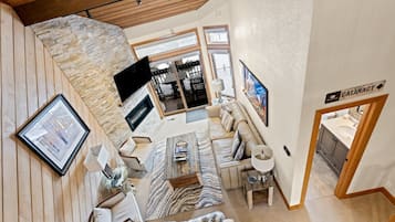 Smart TV, chimenea, libros