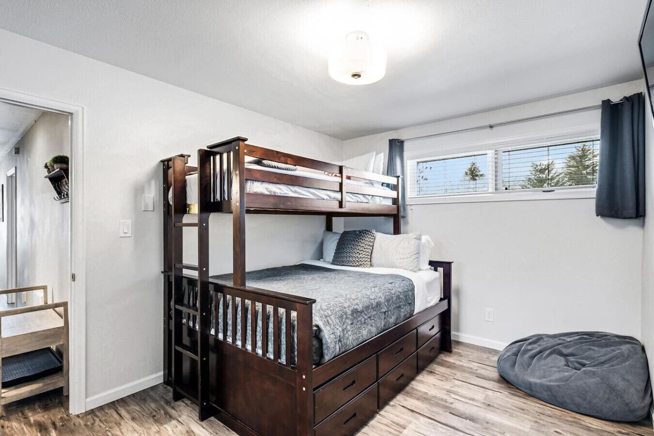 2 soverom, skrivebord, strykejern/-brett og reiseseng for barn