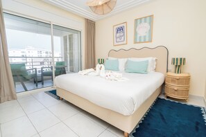 مساحة عمل للكمبيوتر المحمول وتجهيزات عازلة للصوت ومكواة/لوح كي