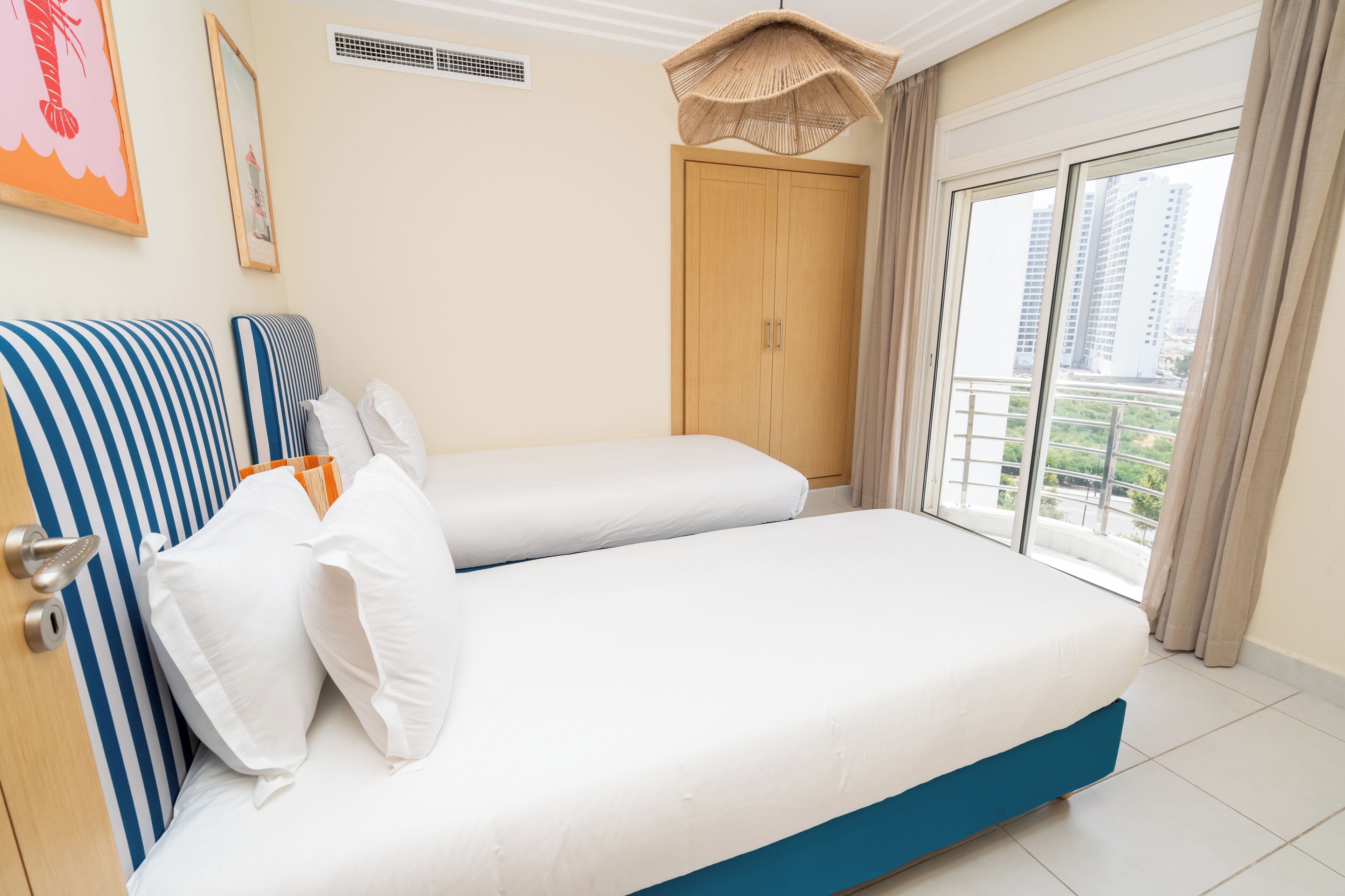 مساحة عمل للكمبيوتر المحمول وتجهيزات عازلة للصوت ومكواة/لوح كي