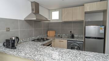 Lemari es, oven, kompor, dan ketel listrik