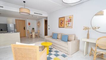 Studio – deluxe, sjøutsikt | Oppholdsområde | En 50-tommers smart-TV med Parabol-TV