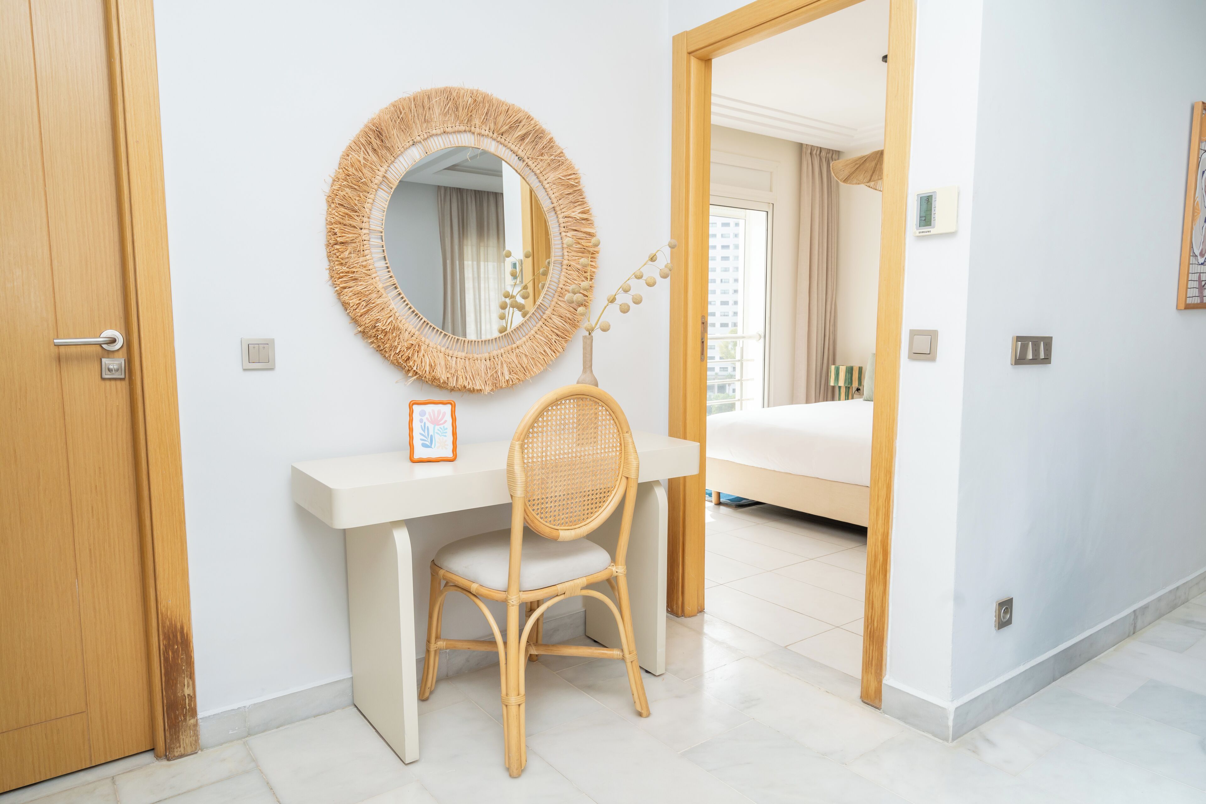 Studio – comfort | Oppholdsområde | En 50-tommers smart-TV med Parabol-TV