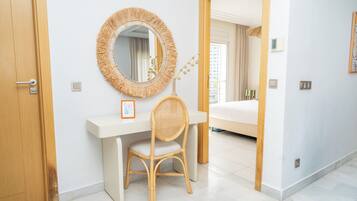 Studio – comfort | Oppholdsområde | En 50-tommers smart-TV med Parabol-TV