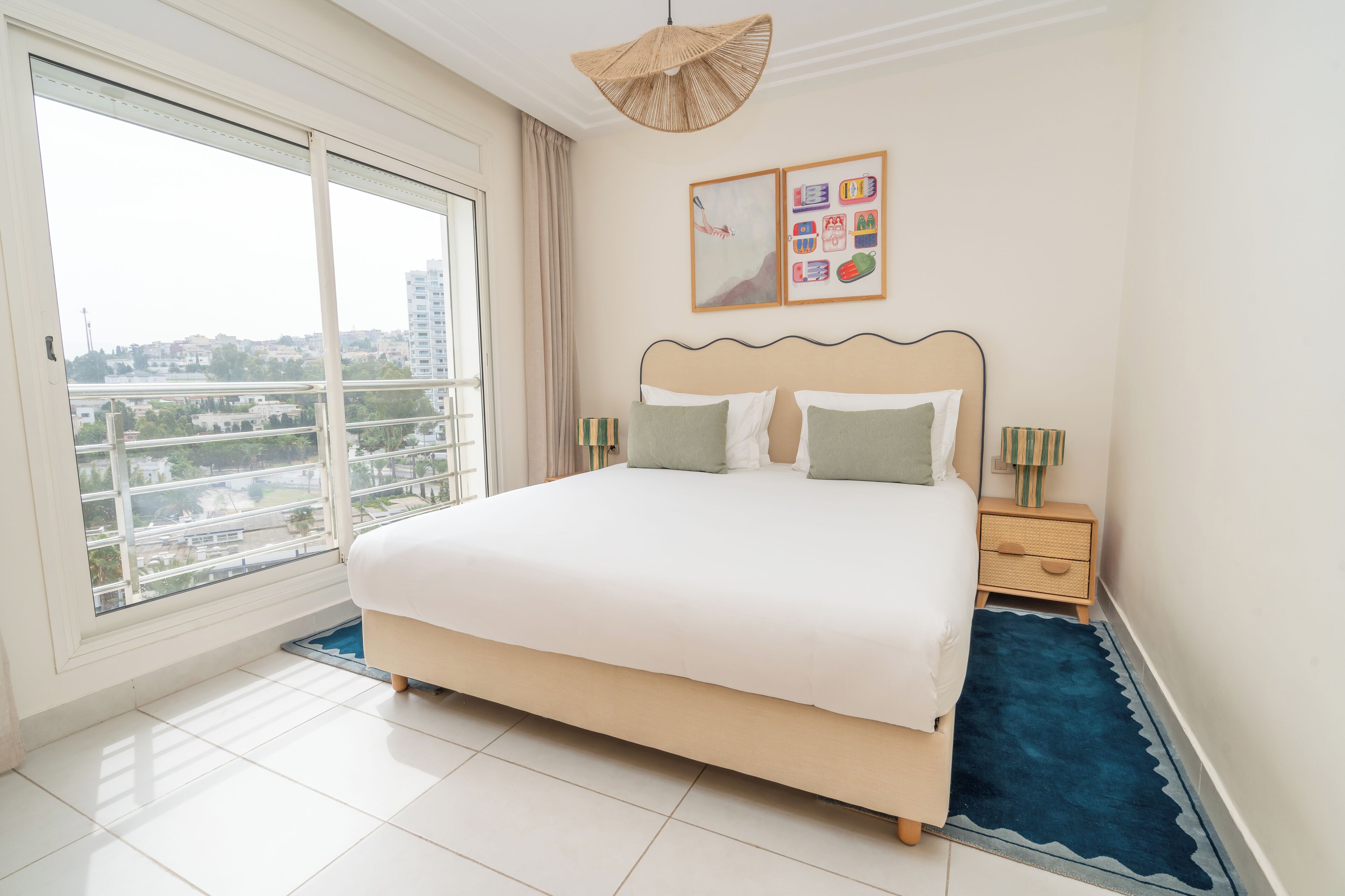 مساحة عمل للكمبيوتر المحمول وتجهيزات عازلة للصوت ومكواة/لوح كي