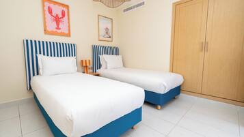 Ruang kerja ramah laptop, kedap suara, dan setrika/meja setrika