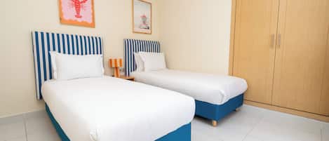 Een laptopwerkplek, geluiddichte muren, een strijkplank/strijkijzer