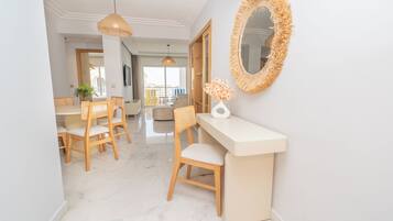 Apartment, 2 Bedrooms | Ruang tamu | 50 inci sebuah televisyen pintar dengan satelit