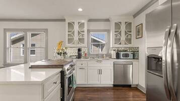 Frigorífic, microones, forn i placa de cuina