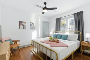 2 chambres, bureau, fer et planche à repasser, accès au Wi-Fi (inclus)