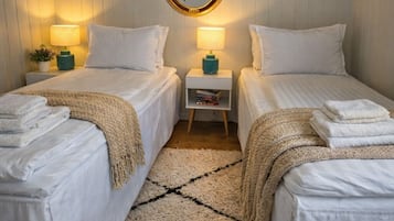 4 bedrooms, iron/ironing board, WiFi, bed sheets