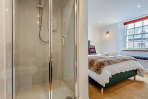 Douche, sĂšche-cheveux, serviettes fournies, shampoing