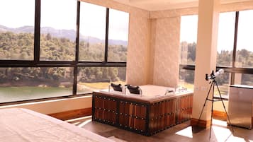 Suite Deluxe, balcĂłn, vista al lago | 1 habitaciĂłn y caja de seguridad en la habitaciĂłn