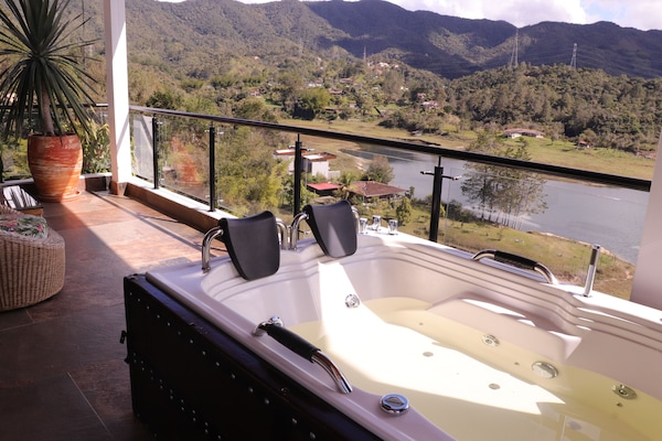 Suite Deluxe, balcon, vue lac | 1 chambre, minibar, coffres-forts dans les chambres