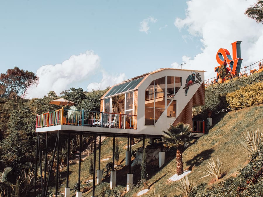 Frigobar, cofres nos quartos, espaço de trabalho para notebook