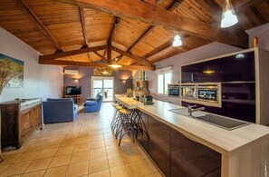 冷蔵庫、電子レンジ、オーブン、コンロ