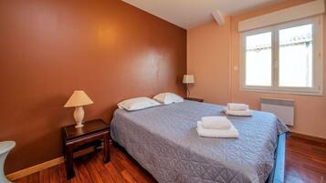 2 bedrooms, iron/ironing board, free WiFi, bed sheets