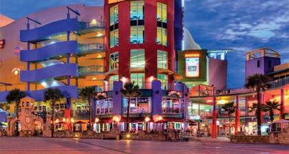 Stunning Ocean Front - King Bed Private Balcony!