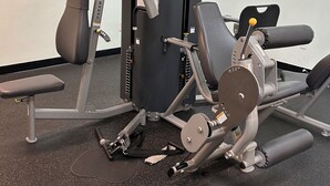 A gym with weight machines, a bench, and a wall-mounted TV. - ★12Mins to Disney Theme Parks- Save 25pct Off Stay- Pool- 3BR Condo-Sleeps 10★ (Kissimmee)