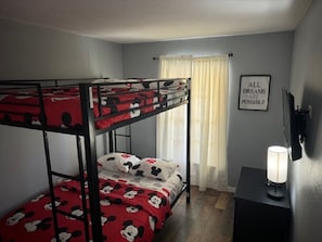 3 bedrooms, desk, WiFi, bed sheets