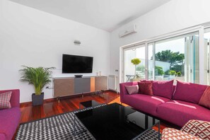 TV - Villa with sea view and pool (Punat)