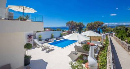 Villa mit Meerblick und Pool