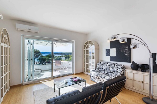 TV - Villa with sea view and pool (Punat)