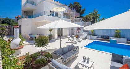 Villa with sea view and pool