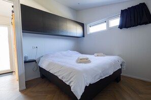 2 bedrooms, iron/ironing board, WiFi